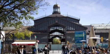 Fachada del mercado, todavía en obras, vista desde el paseo del Born