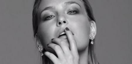 Bar Refaeli vuelve a ser la imagen de los relojes de Piaget de cara a las navidades