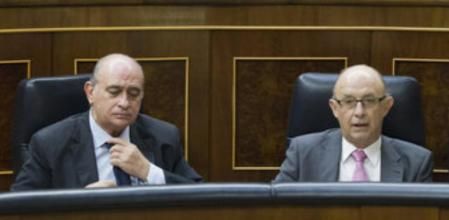 El ministro del Interior, Jorge Fernández Díaz, y el de Hacienda y Administraciones Públicas, Cristóbal Montoro, en el Congreso de los Diputados