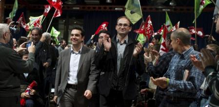 El líder de Syriza, Alexis Tsipras, y el líder de ICV-EUiA, Joan Herrera, en el acto central de campaña de los ecosocialistas de las elecciones catalanas en las Cotxeres de Sants, en Barcelona