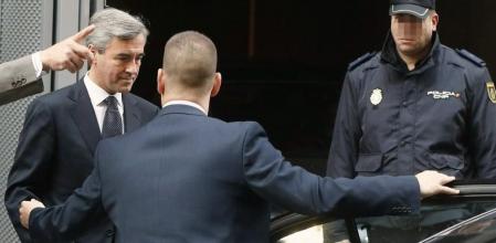El exministro del Interior y expresidente de la comisión de auditoría de Bankia, ÁngelAcebes, a su llegada a la Audiencia Nacional