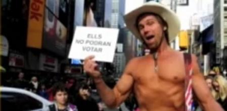 #Votapermi es una de las iniciativas surgidas a raíz de los problemas para votar desde el extranjero. A través de un vídeo en Youtube, catalanes piden desde China, México, Islandia y otros países que voten aquí por ellos. Desde Nueva York, el vaquero desnudo de Times Square también se ha apuntado.