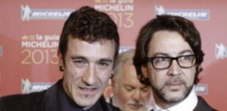 Los cocineros Quique Dacosta (d), que da nombre a su restaurante en Denia (Alicante), y Eneko Atxa (i) de Azurmendi (Larrabetzu, Bizkaia), durante la presentación en Madrid de la Guía Michelin