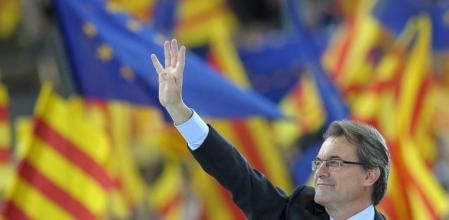 Artur Mas saluda a los asistentes al mitin de CiU en el Palau Sant Jordi
