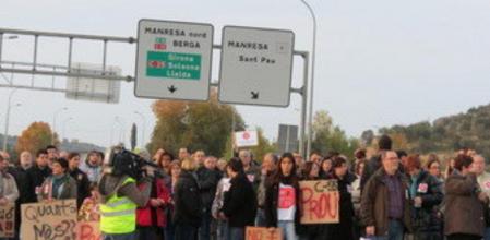 Unas 200 personas han cortado la C-55 en su punto de entrada a Manresa por el puente de Sant Pau