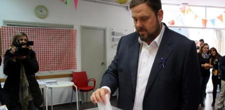 Junqueras, en el momento de depositar su voto.