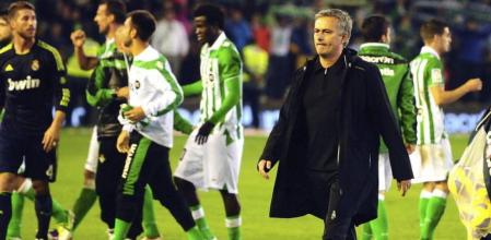 El entrenador del Real Madrid, José Mourinho, tras el partido, correspondiente a la decimotercera jornada de la Liga de Primera División, disputado contra el Betis en el estadio Benito Villamarín, en Sevilla.