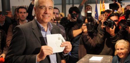 El candidato del PSC, Pere Navarro, deposita su voto en un colegio electoral de Terrassa