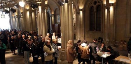 Imagen de archivo de las elecciones catalanas 2012: ciudadanos haciendo cola para votar en un colegio electoral en Barcelona