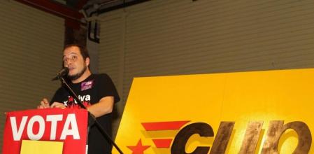 El cabeza de lista de la CUP, David Fernàndez, se dirige a los asistentes al acto de fin de campaña de la formación celebrado esta noche en las Cocheras de Sants de Barcelona