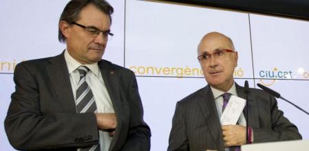 El presidente catalán en funciones y líder de CiU, Artur Mas, acompañado del secretario general de CiU, Josep Antoni Duran Lleida, durante la rueda de prensa que han ofrecido tras la reunión de la dirección de la federación del partido