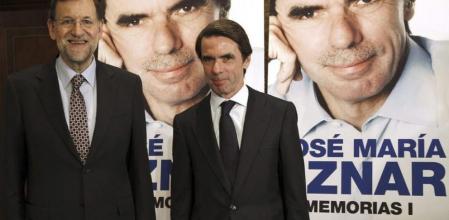 El expresidente del Gobierno José María Aznar, acompañado por el presidente del Gobierno, Mariano Rajoy, durante la presentación del primer volumen de sus memorias