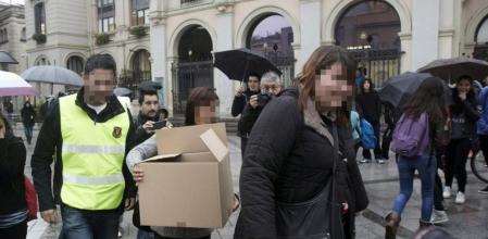 Agentes de los Mossos d'Esquadra transportan cajas en el transcurso de los registros realizados en dependencias del Ayuntamiento de Sabadell con motivo de una operación por un supuesto caso de corrupción urbanística