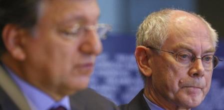 El presidente del Consejo Europeo, Herman Van Rompuy (dcha), y el presidente del Consejo Europeo, José Manuel Durao Barroso (izq), durante la sesión en la que se informó al Parlamento Europeo del resultado de la última cumbre de Jefes de Estado o Gobierno de la Unión Europea, en Bruselas