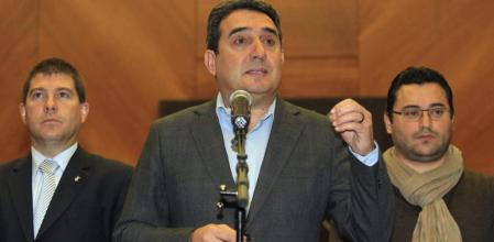 El alcalde de Sabadell (Barcelona), Manuel Bustos (c), acompañado por otros integrantes de su equipo de gobierno, durante la rueda de prensa que ha ofrecido esta mañana tras ser imputado en la causa sobre una supuesta trama de corrupción vinculada a recalificaciones urbanísticas