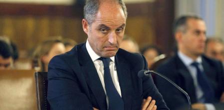 Un tribunal popular declara no culpables de recibir regalos de la trama Gürtel al ex president Francisco Camps y al número dos del PP valenciano Ricardo Costa.