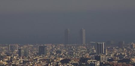 Empate en polución: Madrid y el área de Barcelona superan el nivel máximo permitido de contaminantes.