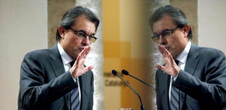 El presidente de la Generalitat en funciones, Artur Mas, en la sala de prensa del Palau de la Generalitat en Barcelona donde ha ofrecido su primera rueda de prensa tras las elecciones del pasado domingo.