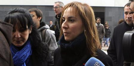 La alcaldesa de Montcada i Reixac María Elena Pérez, a su llegada a los juzgados de Sabadell.