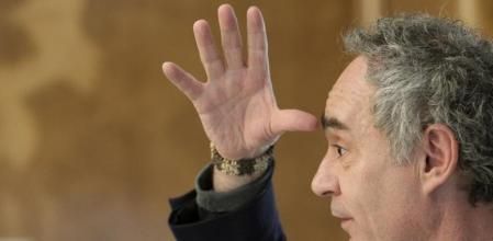 El chef Ferran Adrià durante la presentación de la aplicación informática sobre cocina 