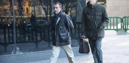 El jefe de la policía de Sabadell, Josep Miquel Duran (izquierda), a su llegada a los juzgados.