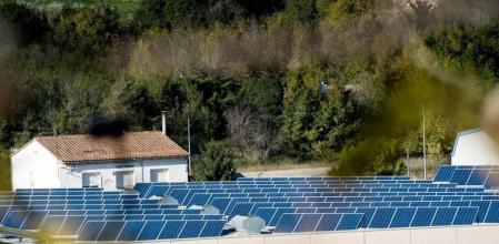 Imagen de archivo de un parque solar fotovoltaico en un tejado