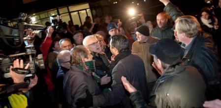 Momentos de tensión entre partidarios y detractores de Manuel Bustos.