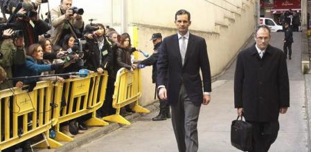 El duque de Palma, Iñaki Urdangarin, acompañado de su abogado llega a los juzgados de Palma.