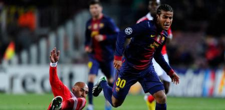 Rafinha pelea por un balón ante el Benfica