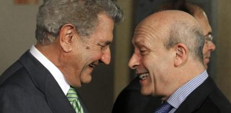 El presidente del Congreso, Jesús Posada, saluda al ministro de Educación, José Ignacio Wert, durante el acto central del Día de la Constitución, celebrado en el Senado