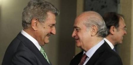 El presidente del Congreso, Jesús Posada, saluda al ministro del Interior, Jorge Fernández Díaz, durante el acto central del Día de la Constitución,