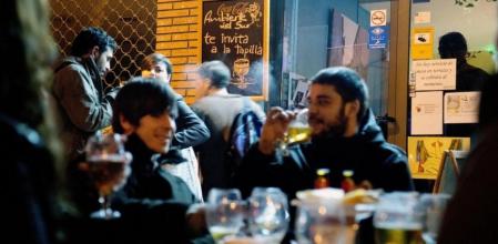 Los otros centros cívicos. Bares de tapas, como Ambiente del Sur, en la calle Viladomat de Barcelona, son auténticos puntos de encuentro en los barrios