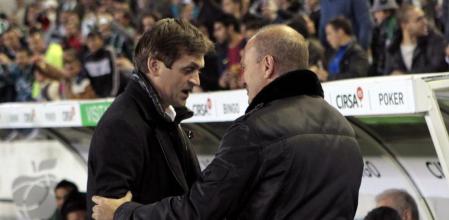 El entrenador del Betis, Pepe Mel (d), saluda al técnico del Barcelona, Tito Vilanova (i), en el partido correspondiente a la decimoquinta jornada de la Liga de Primera División disputado en el estadio Benito Villamarín en Sevilla