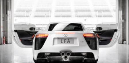 Los ingenieros diseñaron un prominente alerón trasero que aparece al superar la velocidad de los 80 km/h con el fin de reforzar la estabilidad, la seguridad y el confort de los ocupantes