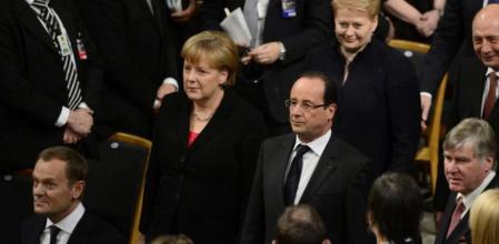 La canciller alemana, Angela Merkel, y el president francés, François Hollande, en Oslo durante la ceremonia de entrega del premio Nobel de la Paz a la Unión Europea
