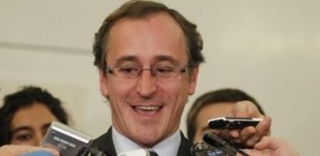 El portavoz del Grupo Popular en el Congreso, Alfonso Alonso, atiende a los medios.