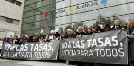 Varias decenas de jueces y fiscales se han concentrado ante las puertas de la Ciudad de la Justicia de Valencia para protestar contra la aplicación de las tasas judiciales.