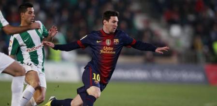 Leo Messi trata de zafarse de la presión de Carlos Caballero