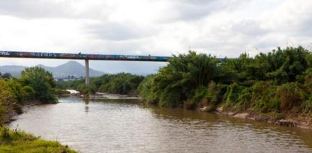 Una pasarela comunica los dos lados del río entre El Prat y Cornellà