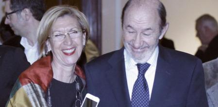 Rosa Díez (UPyD) y Alfredo Pérez Rubalcaba (PSOE), en los pasillos del Congreso tras el pleno para la convalidación del decreto sobre las pensiones