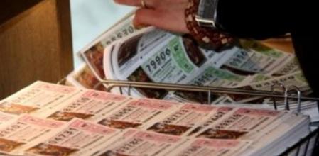 Décimos del sorteo de Navidad y del Niño en una administración de lotería