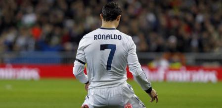 Cristiano Ronaldo en el suelo después de un lance del juego