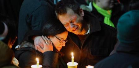 Amigos de una de las víctimas, Vícki Soto, en la vigilia en Newtown.