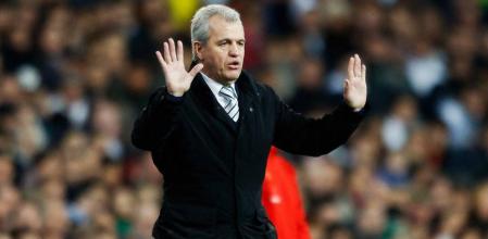 Los entrenadores del Real Madrid, el portugués José Mourinho (d) y el mexicano Javier Aguirre, del RCD Espanyol, se saludan en los prolegómenos del partido correspondiente a la decimosexta jornada de liga en Primera División, esta noche en el estadio Santiago Bernabéu