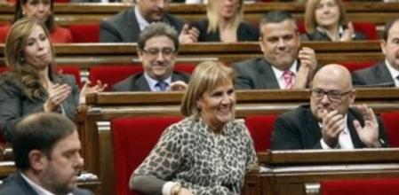 Núria de Gispert recibe el aplauso del hemiciclo tras haber sido reelegida esta mañana en Barcelona, presidenta del Parlament de Catalunya.