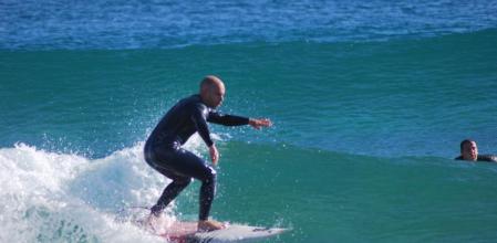 Un surfista en Badalona
