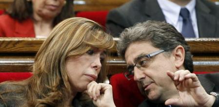 La presidenta del PPC, Alicia Sánchez-Camacho, y el portavoz parlamentario de su partido, Enric Millo, conversan en el salón de Sesiones del Parlament
