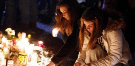 Varias personas se han acercado a encender velas en memoria de las víctimas del tiroteo de Newtown