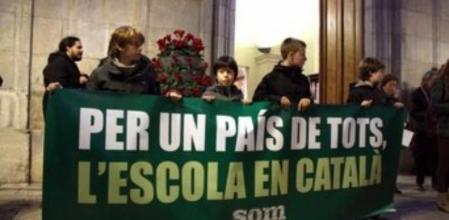 Instantánea de la concentración en defensa de la inmersión lingüística que tuvo lugar en la plaza de la Font de Tarragona