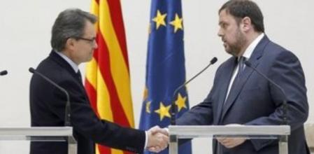 El líder de CiU, Artur Mas, y el presidente de ERC, Oriol Junqueras, escenifican en el Parlament la firma del acuerdo de gobernabilidad y estabilidad parlamentaria en Catalunya